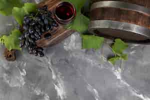 Free photo top view wine barrel on marble background