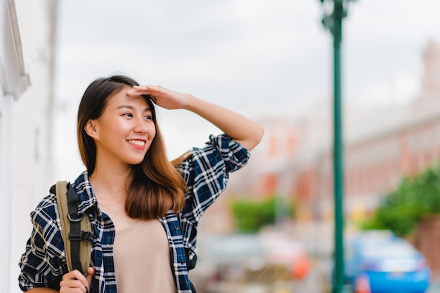 Free photo traveler backpacker asian woman travel in bangkok, thailand