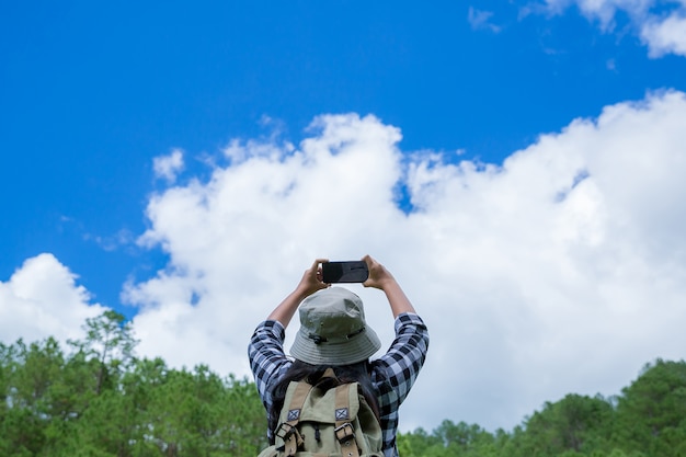 Foto gratuita viaggiatori, giovani donne, guardano le meravigliose montagne e foreste, idee di viaggio per la voglia di viaggiare,