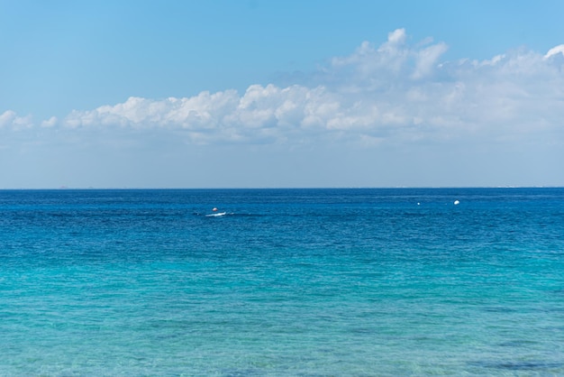 Free photo tropical beach on a sunny day