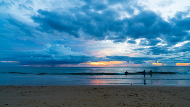 Free photo tropical beach with cloudy