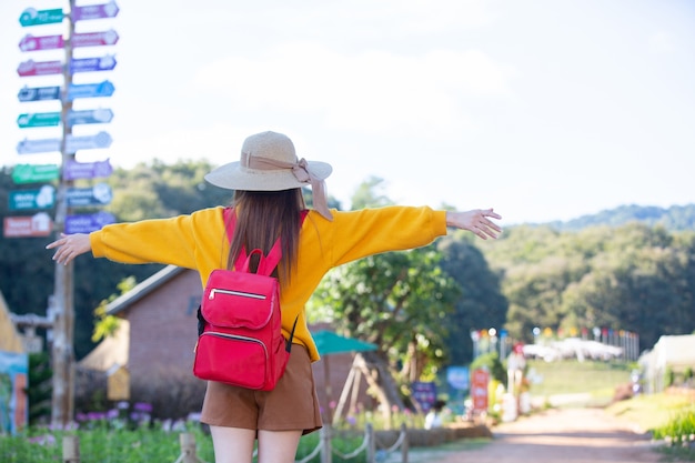 無料Photo 2人の女性観光客が場所を見つけるために地図を持っています。