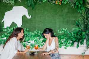 Free photo two girlfriends drinking beer