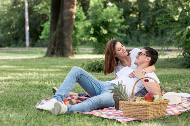 Free photo two lovers looking at each other at picnic