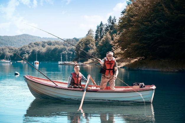 Foto gratuita due uomini che si rilassano e pescano