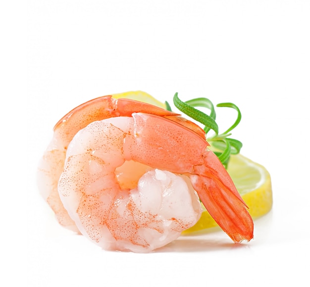 Free photo two tail of shrimp with fresh lemon and rosemary on the white