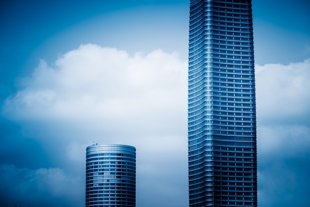 Free photo up looking skyscrapers with skyline