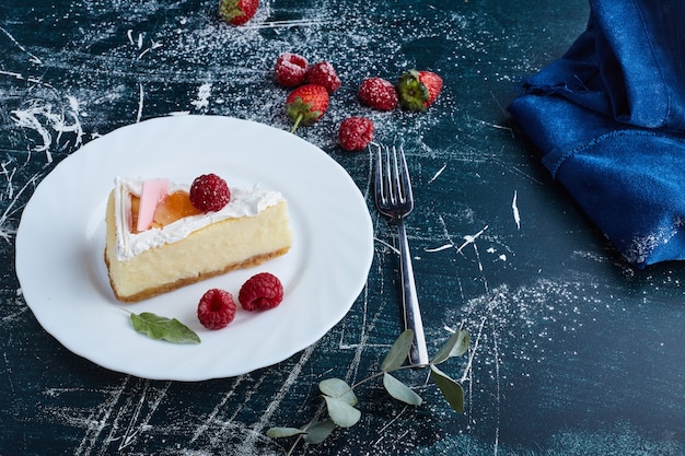 Free photo vanilla cheesecake with berries.