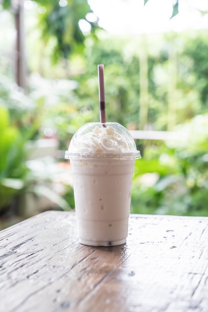 Free Photo vanilla milkshake smoothie