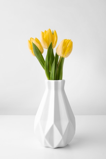 Free photo vase with tulips on table