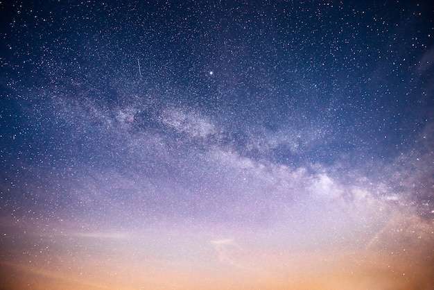 Foto gratuita cielo notturno vibrante con stelle e nebulose e galassie.