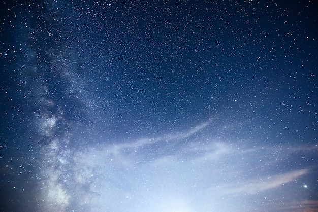 Foto gratuita cielo notturno vibrante con stelle e nebulose e galassie.