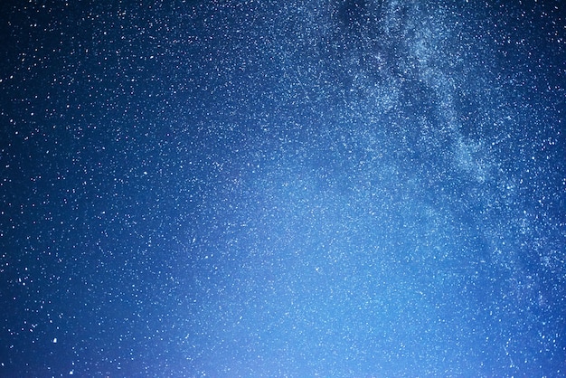 Foto gratuita cielo notturno vibrante con stelle e nebulose e galassie.