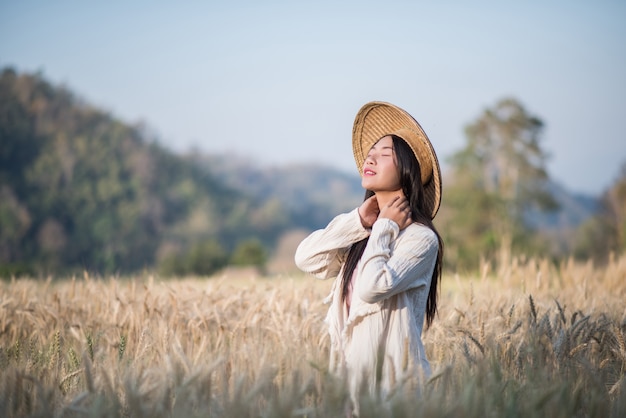 Free photo vietnamese female farmer wheat harvest