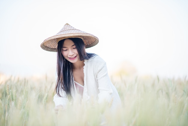 Free photo vietnamese female farmer wheat harvest