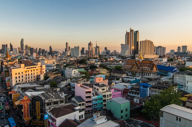 Free photo above view from rooftop on china town in the middle of city bangkok, thailand