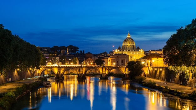 Free Photo view of the tiber river in the center of rome italy