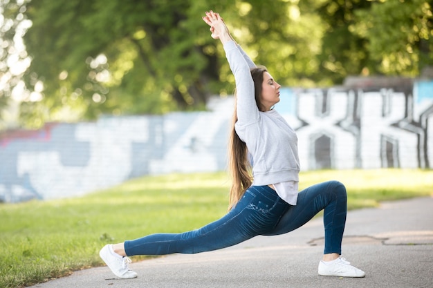 Foto gratuita virabhadrasana 1