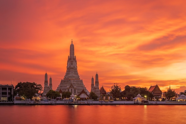 Free photo wat arun ratchawararam temple of dawn and five pagodas during twilight famous tourist destination in bangkok thailand