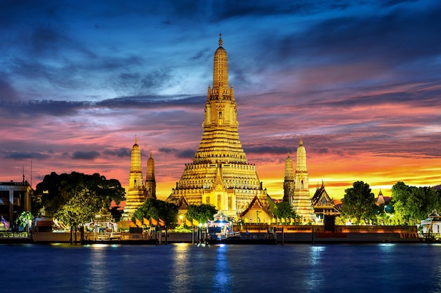 Free photo wat arun temple at twilight in bangkok, thailand.