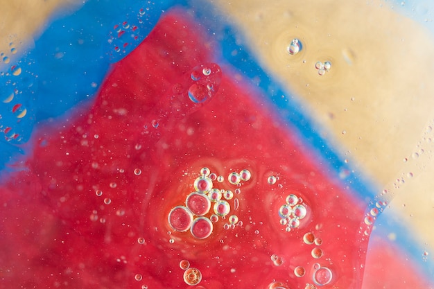 Free photo water bubbles over the triangular painted colorful background