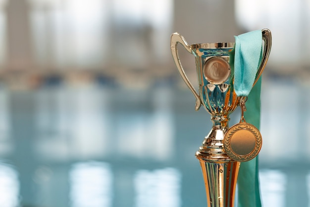 Foto gratuita trofeo di pallanuoto a bordo piscina