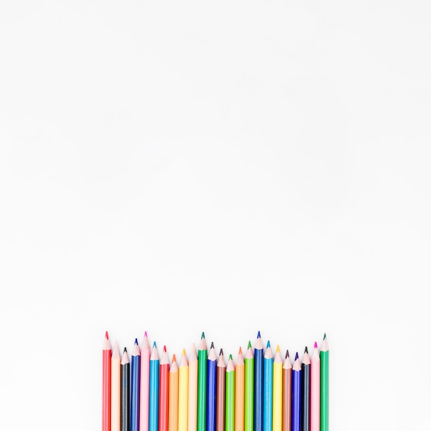 Free photo wavy line of colored pencils