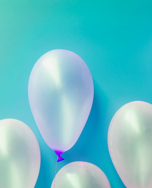 Free photo white balloons on blue background