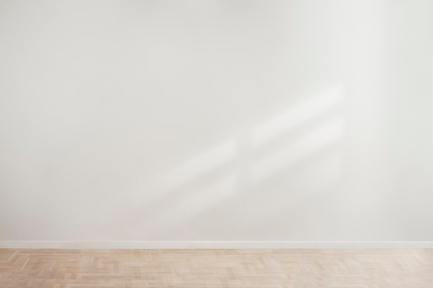 Foto gratuita mockup di muro di cemento bianco bianco con pavimento in legno