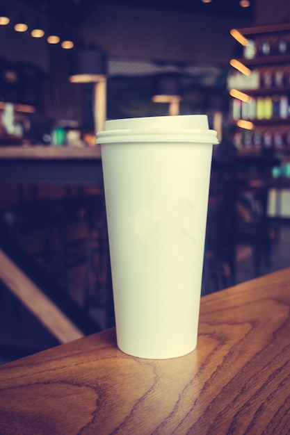 Foto gratuita tazza di caffè bianca sul tavolo