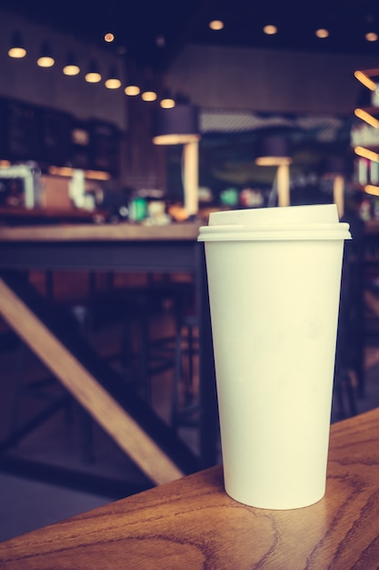 Foto gratuita tazza di caffè bianco sul tavolo