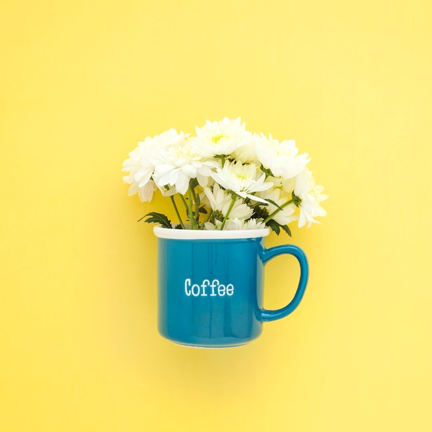 Free Photo white flowers in mug