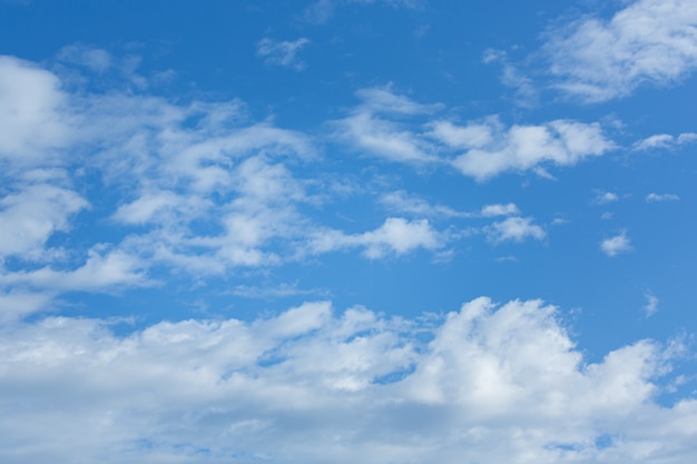 Free photo white, fluffy clouds in blue sky. background  natural white clouds