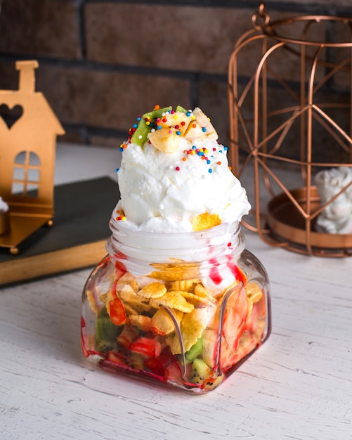 Free photo white ice cream with fruits on the table