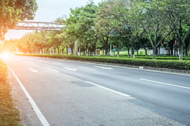 Free photo wide asphalt road without cars