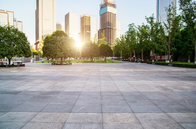 Free photo winding road through a city park