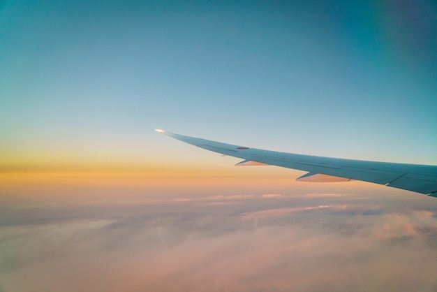 Foto gratuita ala di un aereo volare sopra le nuvole