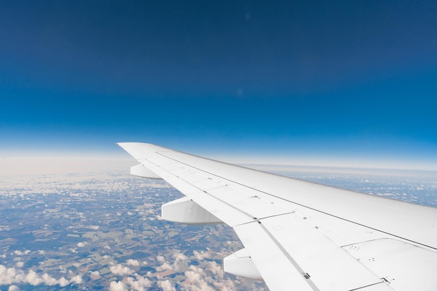 Foto gratuita ala dell'aereo passeggeri sopra la terra vista dall'interno