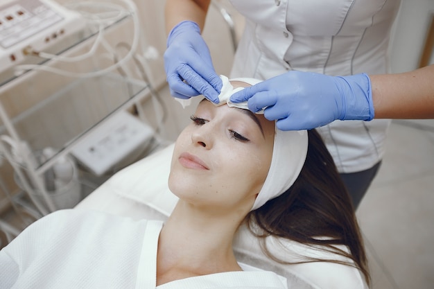 Free Photo woman in cosmetology studio on a procedures