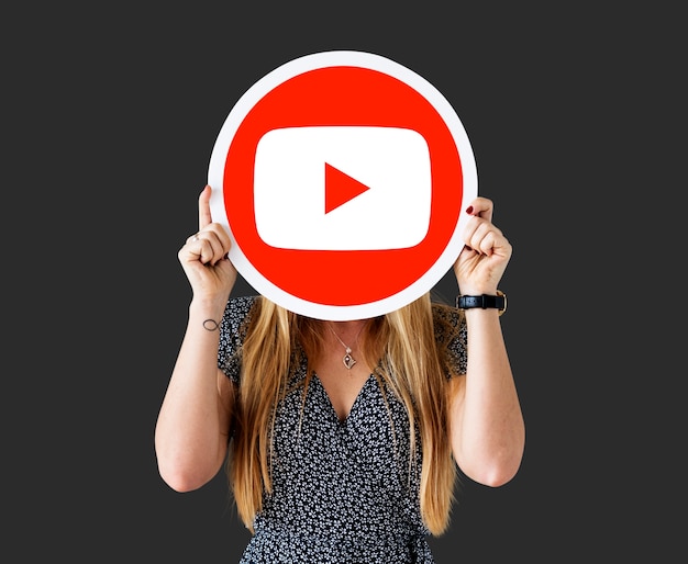 Foto gratuita donna che tiene un'icona di youtube