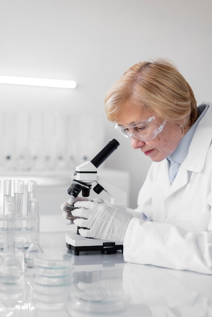 Free photo woman in laboratory doing experiments