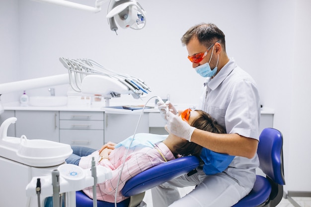 Foto gratuita paziente donna al dentista