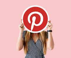 Foto gratuita donna che mostra un'icona pinterest