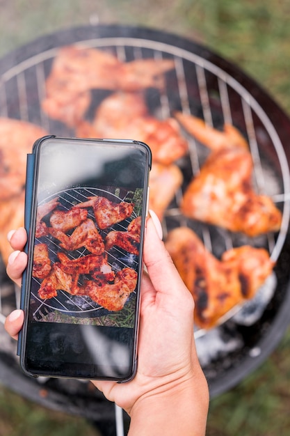 Foto gratuita donna che cattura maschera della carne sulla griglia