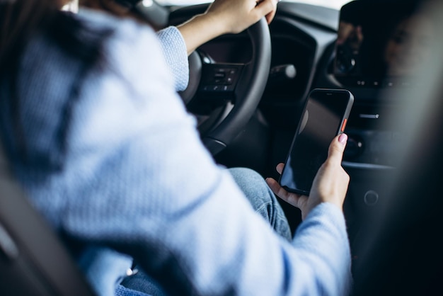 無料Photo 車で運転中に電話を使用している女性