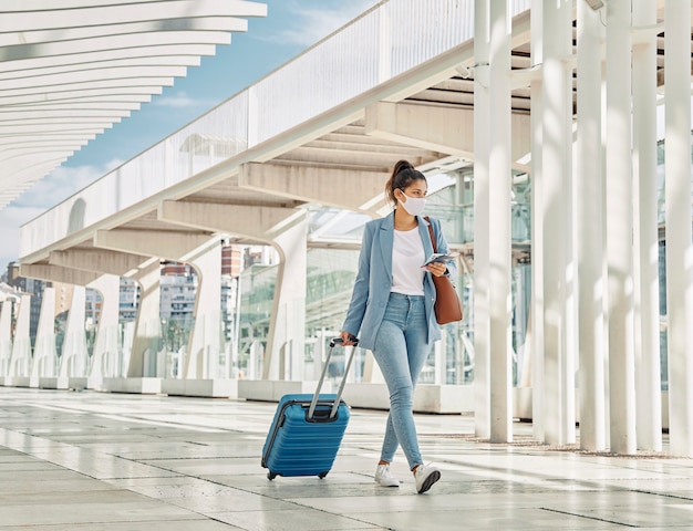 Foto gratuita donna con bagagli durante la pandemia in aeroporto