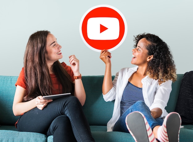 Foto gratuita donne in possesso di un'icona di youtube