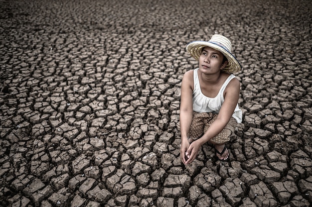 Foto gratuita le donne si siedono guardando il cielo con tempo asciutto e riscaldamento globale.