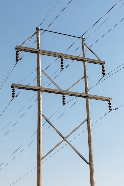 Free photo wooden electic pole with a blue sky