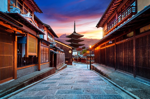 Free photo yasaka pagoda and sannen zaka street in kyoto, japan.